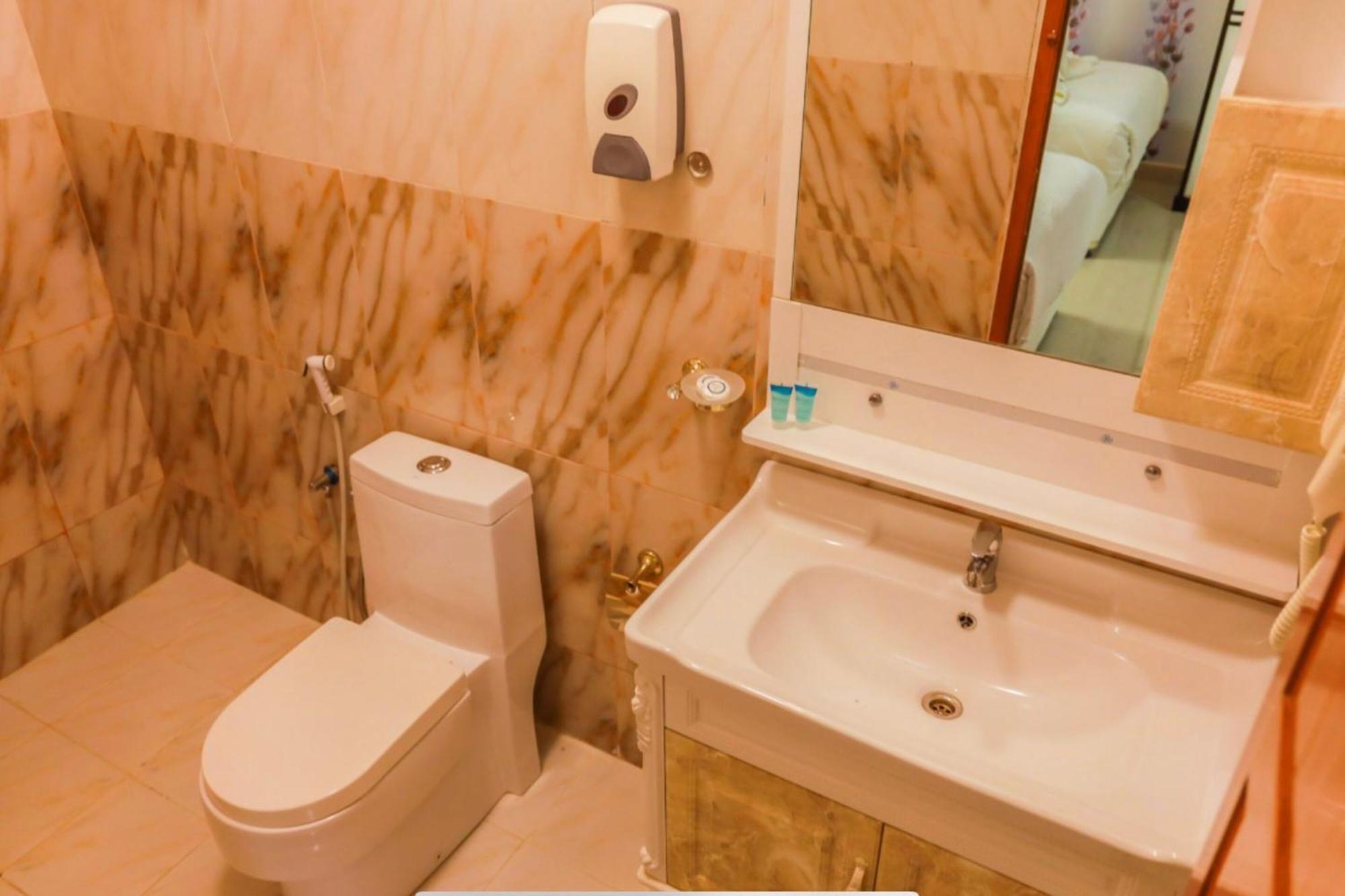 Capital O 141 Golden Rays Hotel Ibra Екстер'єр фото