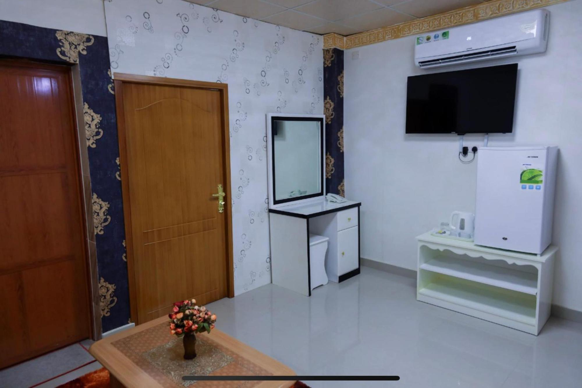 Capital O 141 Golden Rays Hotel Ibra Екстер'єр фото